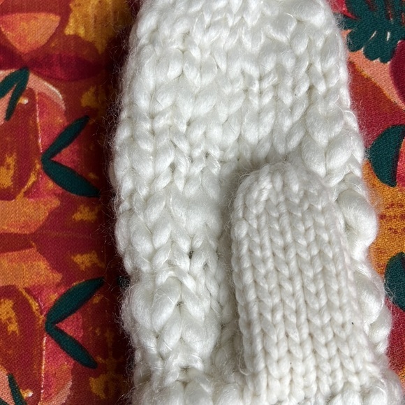 Gap cable knit mittens New with tag - Picture 7 of 9